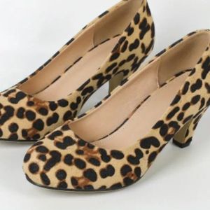 Womans short heel shoes